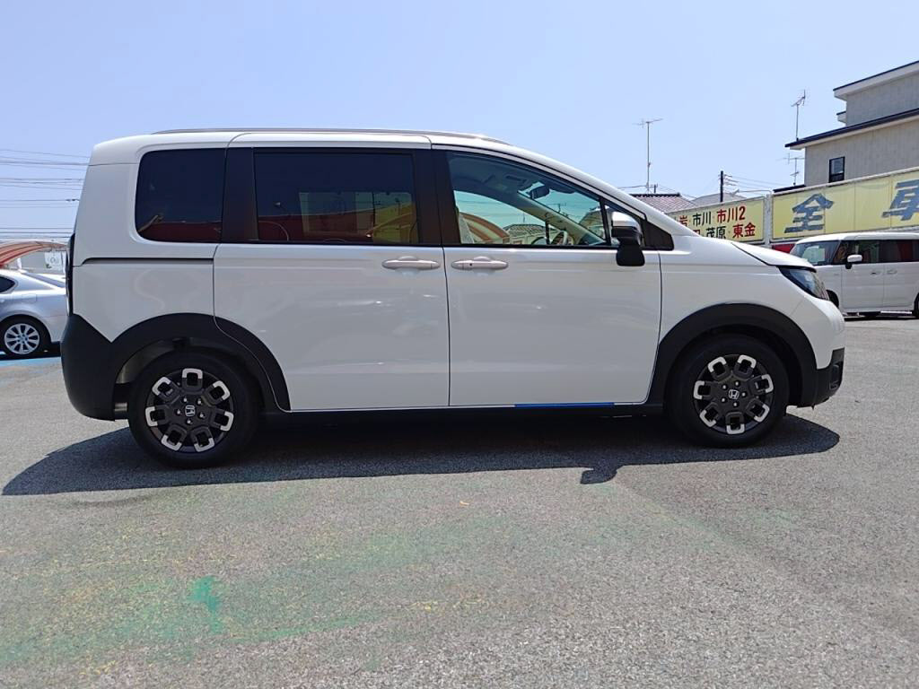 フリードハイブリッドｅＨＥＶクロスターの写真 10