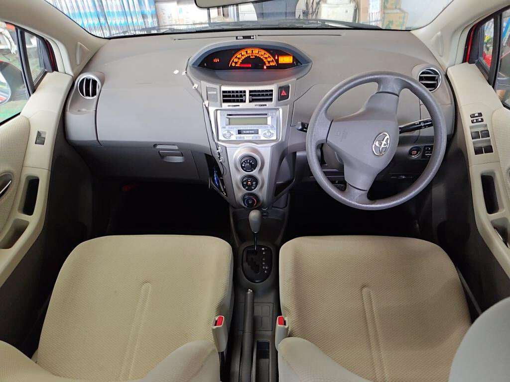 ヴィッツ５ＤＦリミテッド２の写真 3