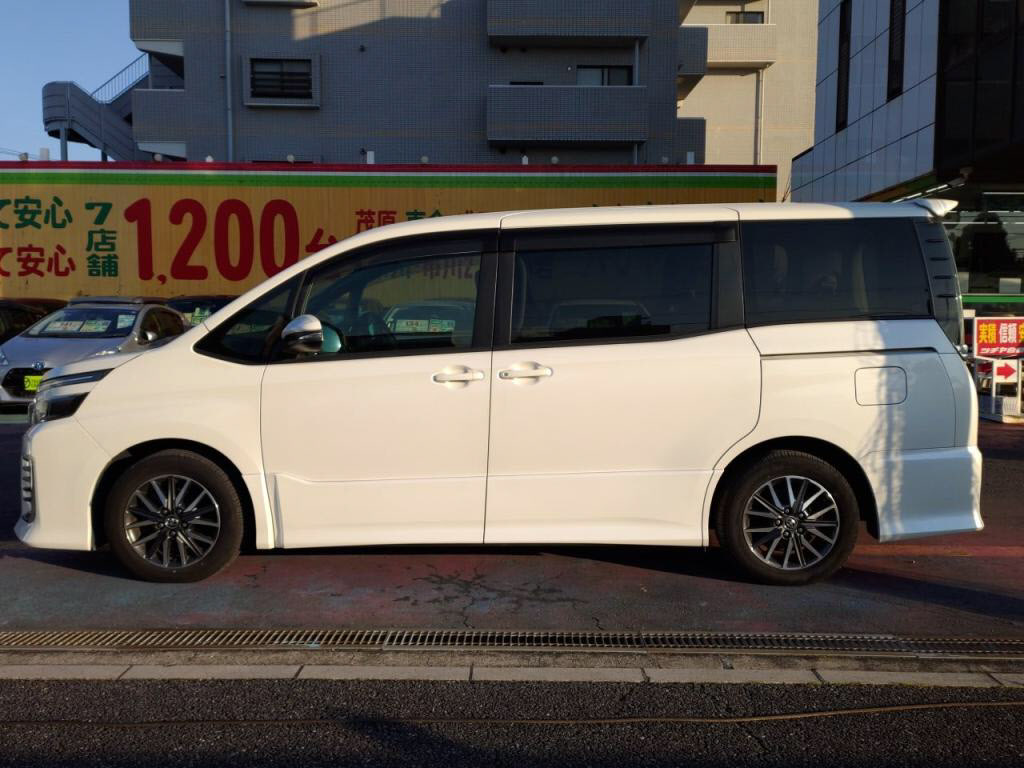 ヴォクシーZSの写真 10