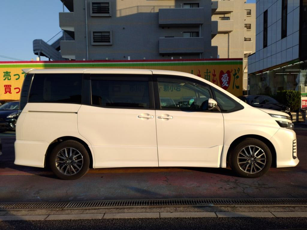 ヴォクシーZSの写真 11