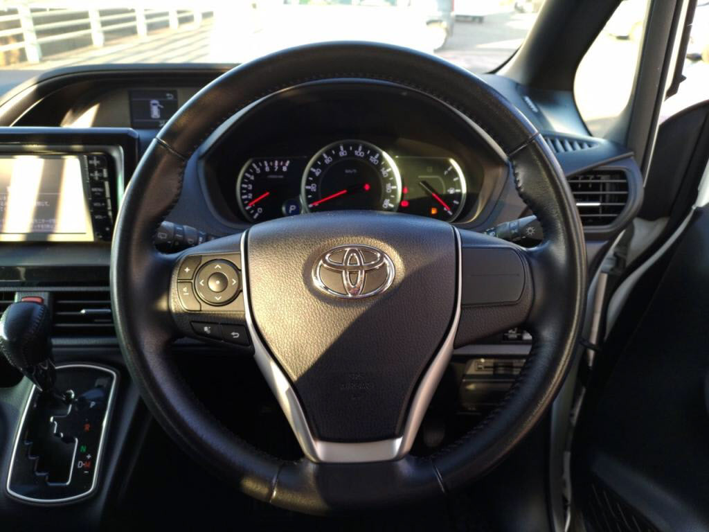 ヴォクシーZSの写真 13