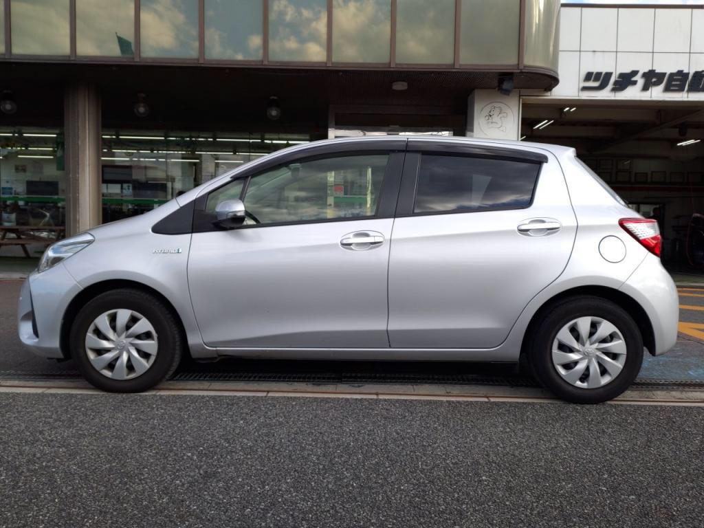 ヴィッツハイブリッドハイブリッドFの写真 10