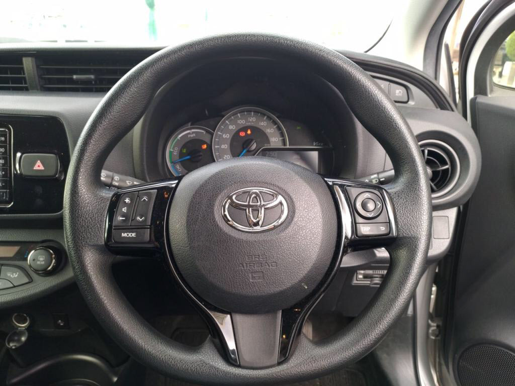 ヴィッツハイブリッドハイブリッドFの写真 13