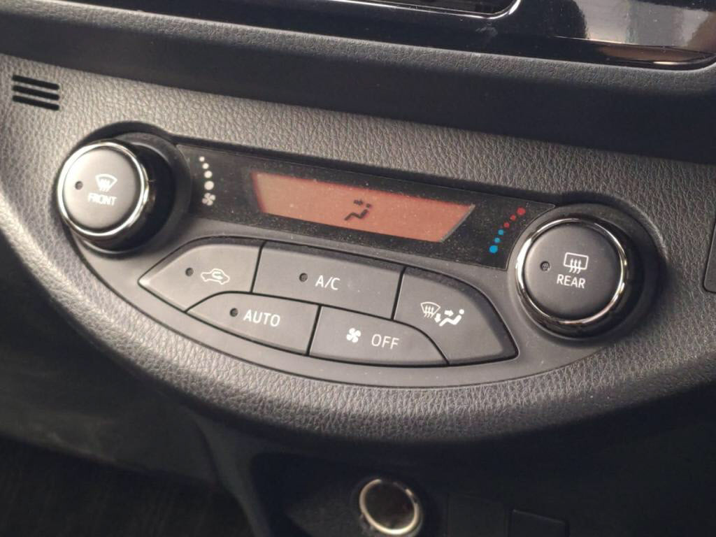 ヴィッツハイブリッドハイブリッドFの写真 19