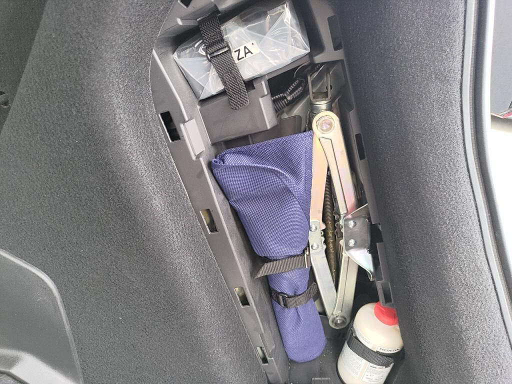 フィットハイブリッドｅＨＥＶベーシックの写真 28