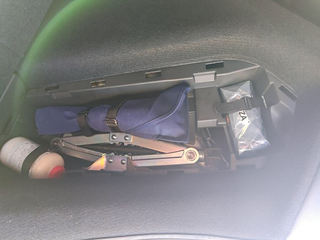 フィットハイブリッドｅＨＥＶベーシックの写真 30