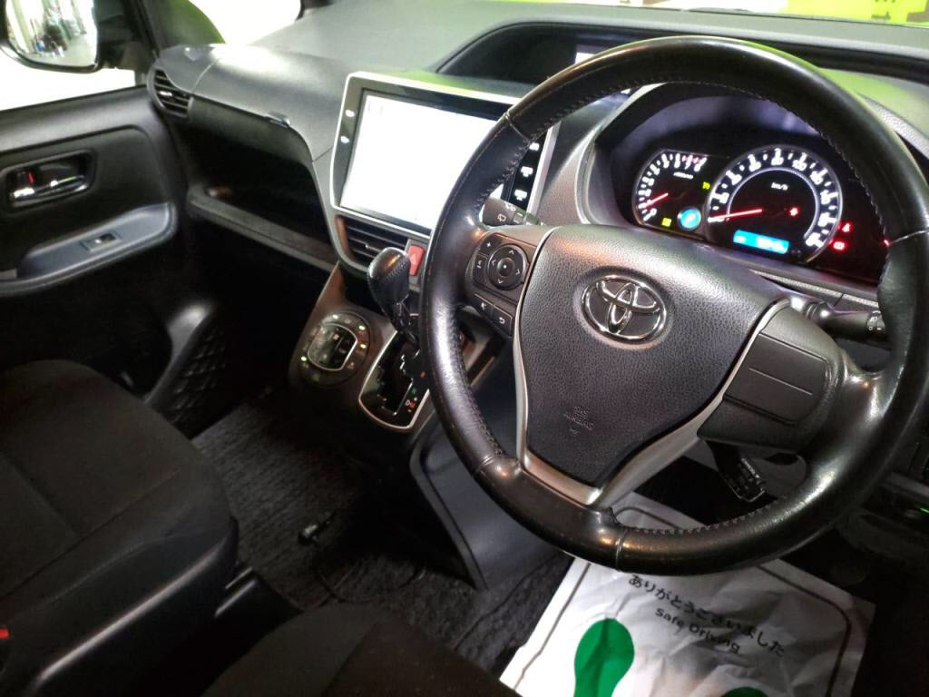 ヴォクシーＶの写真 3