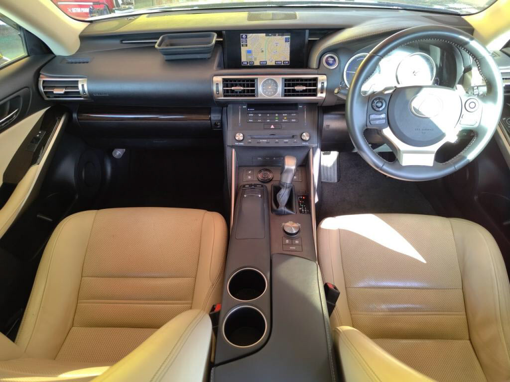 ＩＳハイブリッドＩＳ３００ｈバージョンＬの写真 3