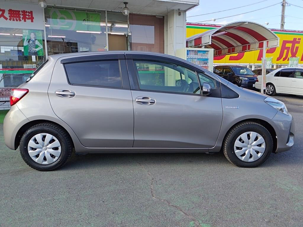 ヴィッツハイブリッドハイブリッドＵの写真 11