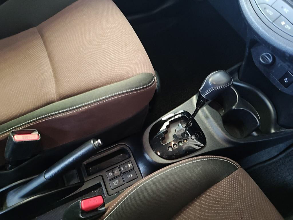 ヴィッツハイブリッドハイブリッドＵの写真 15