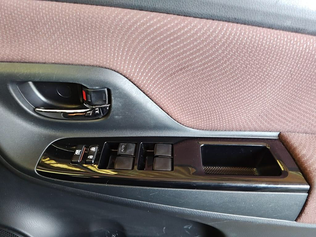 ヴィッツハイブリッドハイブリッドＵの写真 19