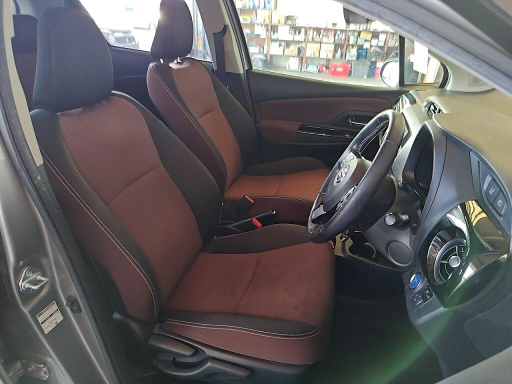 ヴィッツハイブリッドハイブリッドＵの写真 21