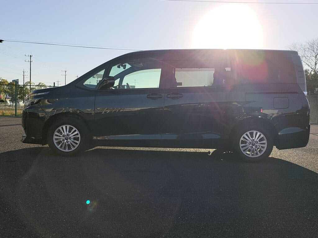 ヴォクシーＶの写真 12