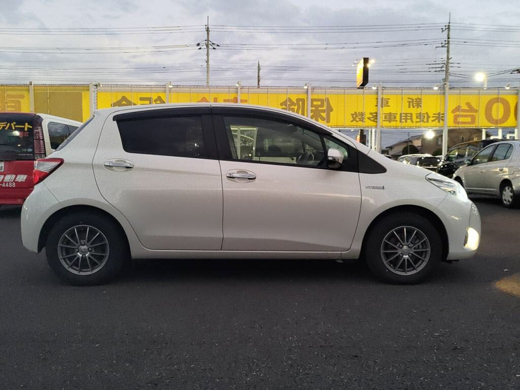 ヴィッツハイブリッドハイブリッドＦセーフティエディション３の写真 11