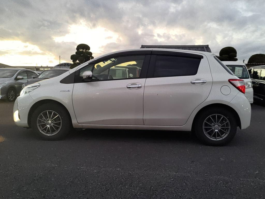 ヴィッツハイブリッドハイブリッドＦセーフティエディション３の写真 12