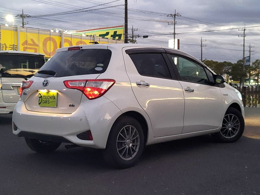 ヴィッツハイブリッドハイブリッドＦセーフティエディション３の写真 2