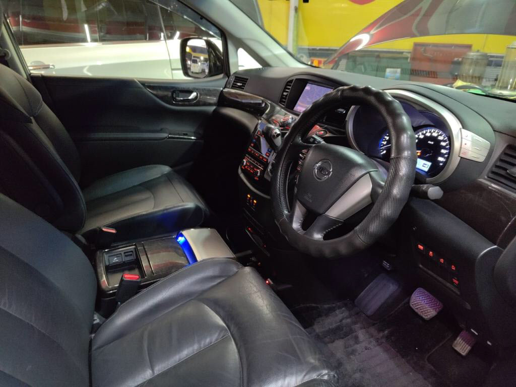 エルグランドライダーブラックラインの写真 13