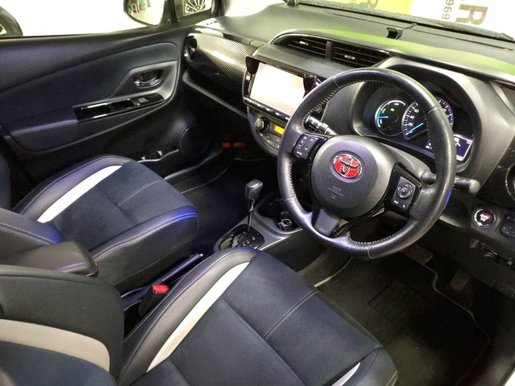 ヴィッツハイブリッドハイブリッドＧＲスポーツの写真 3