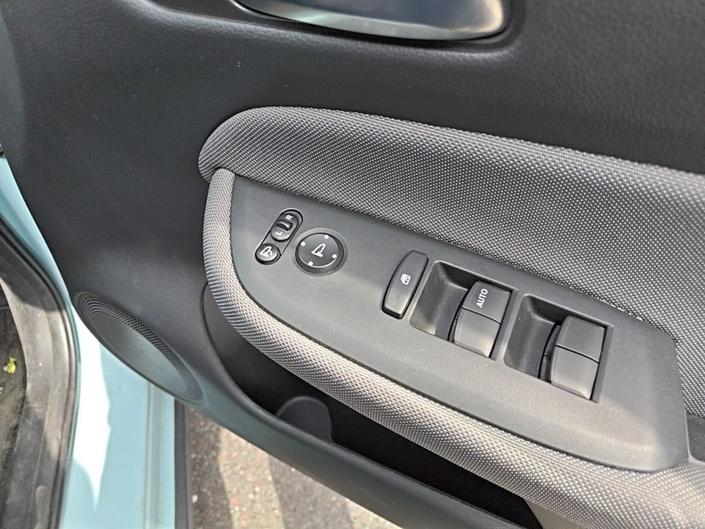 フィットハイブリッドｅＨＥＶクロスターの写真 14