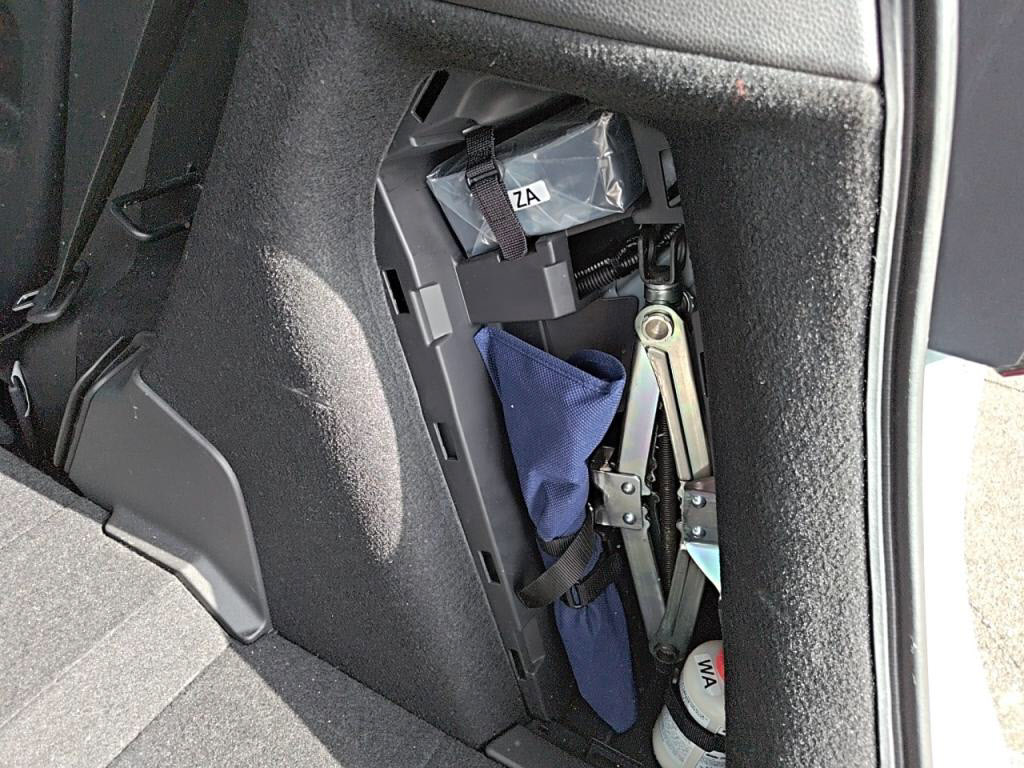 フィットハイブリッドｅＨＥＶクロスターの写真 30