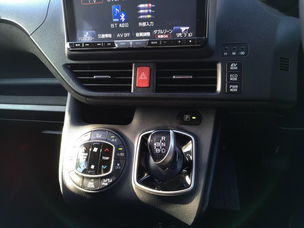 ヴォクシーハイブリッドハイブリッドＶの写真 17