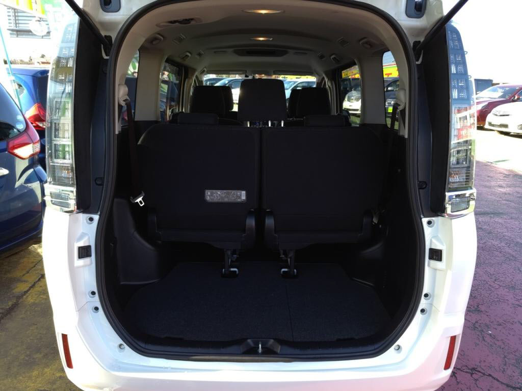 ヴォクシーハイブリッドハイブリッドＶの写真 23